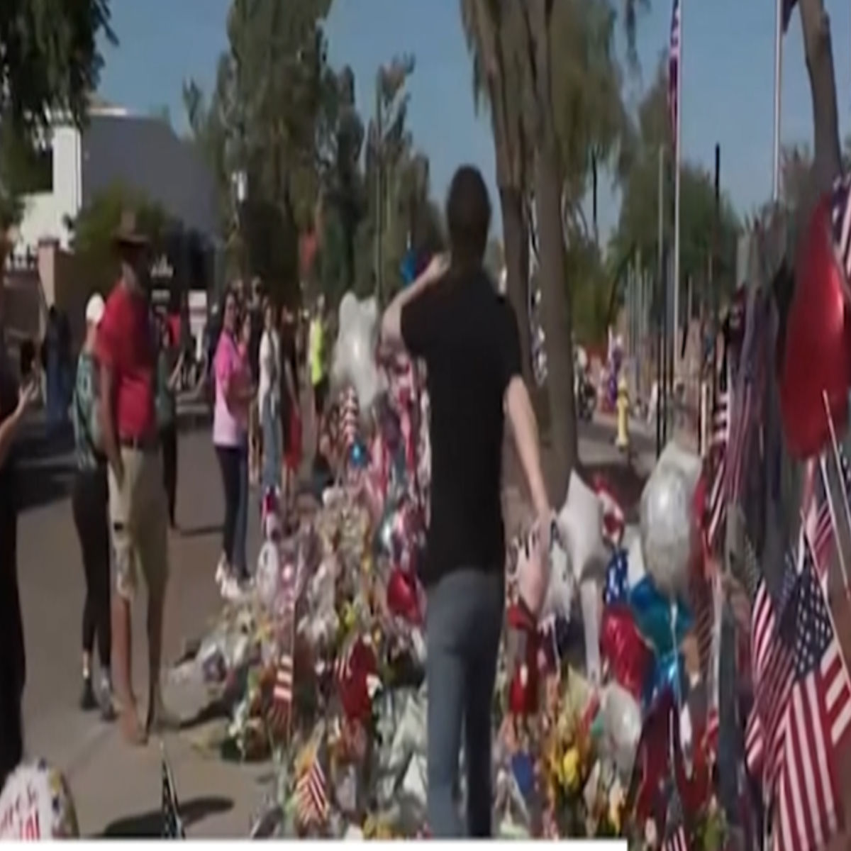 Binatilyo, arestado matapos tahasang pag-aapakan ang memorial ni Charlie Kirk